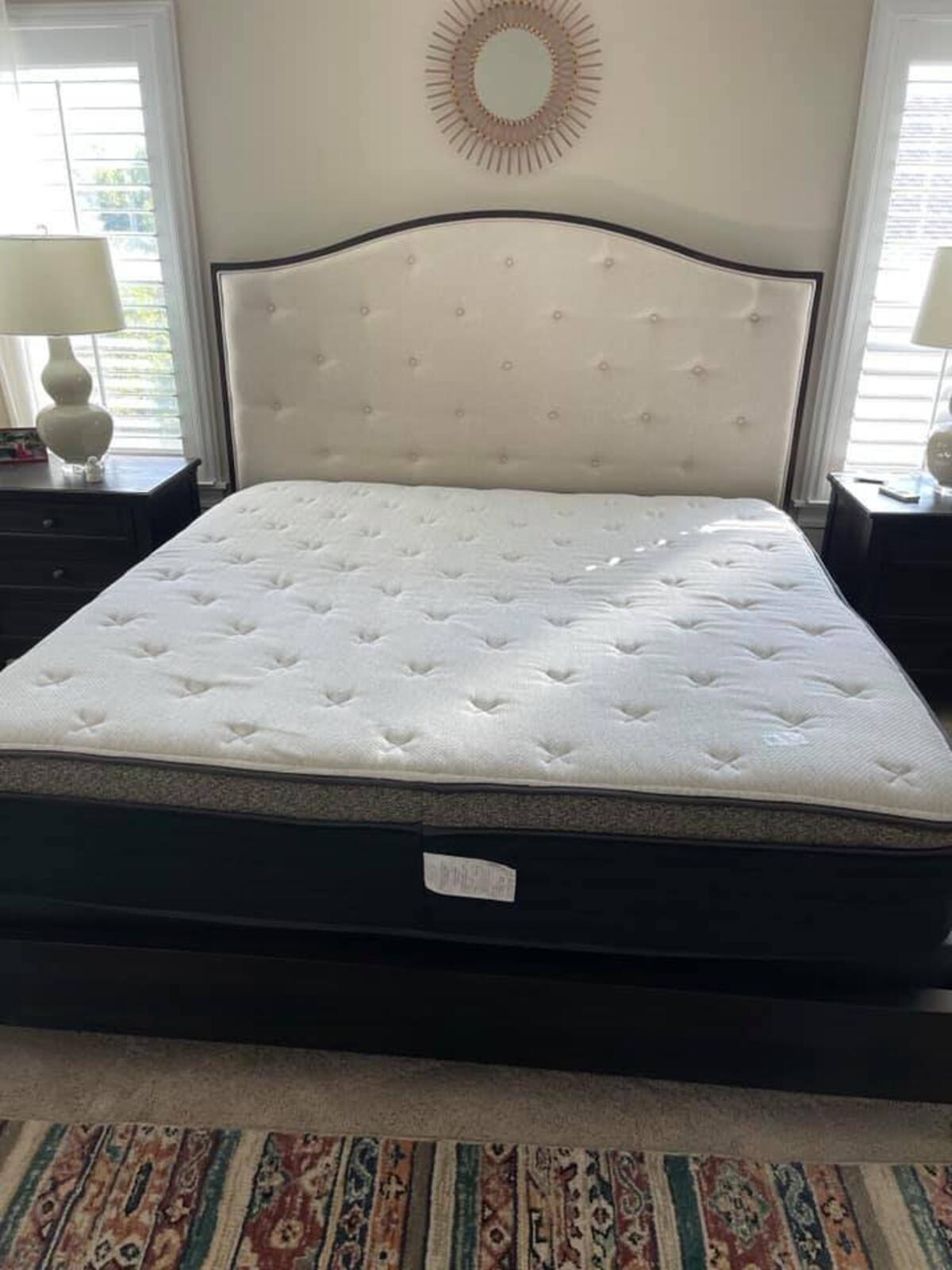 Helix Luxe Dawn, King, Cover: GlacioTex Cooling Cover, Perfect Condition