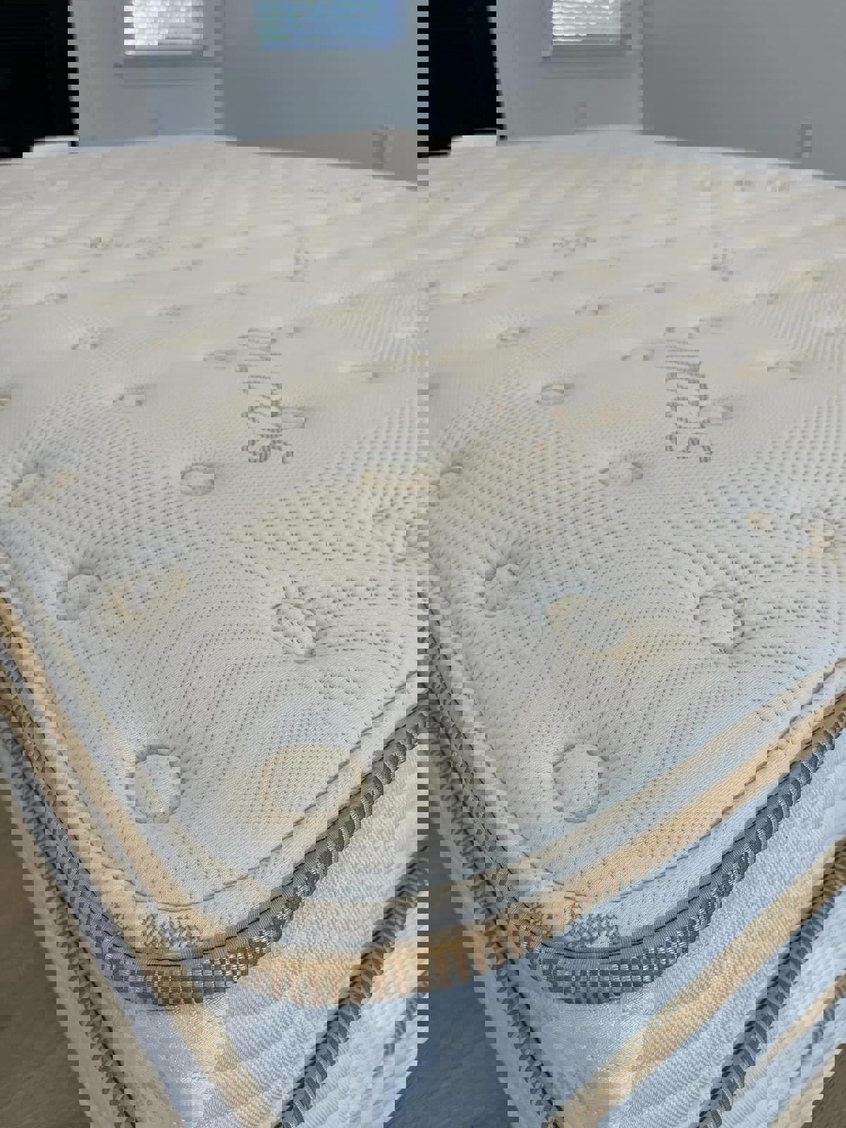 Saatva Classic Mattress, Luxury Firm, 11.5", King, Like New, Perfect Condition