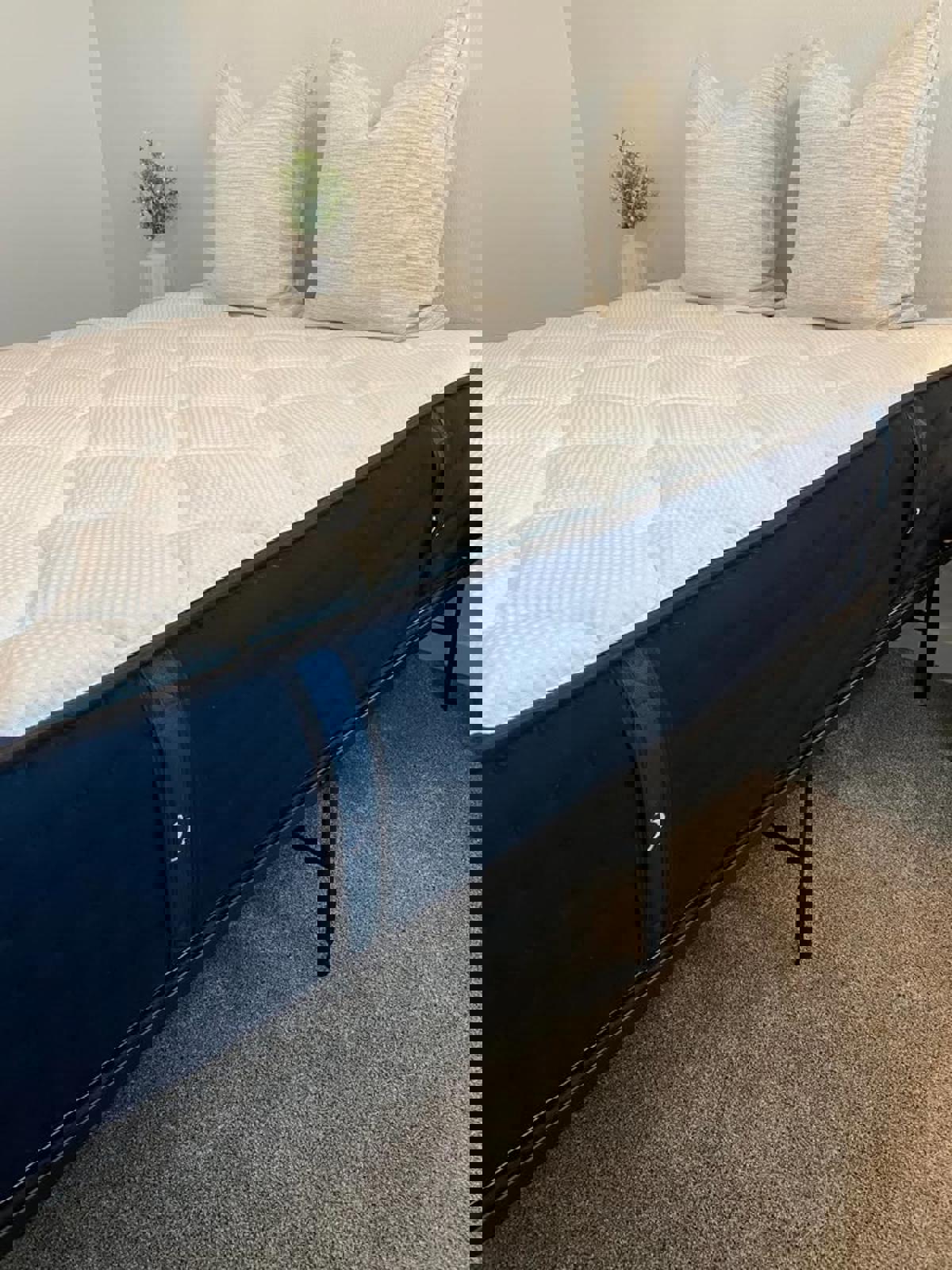 DreamCloud Classic Hybrid, Queen, Like New, Perfect Condition