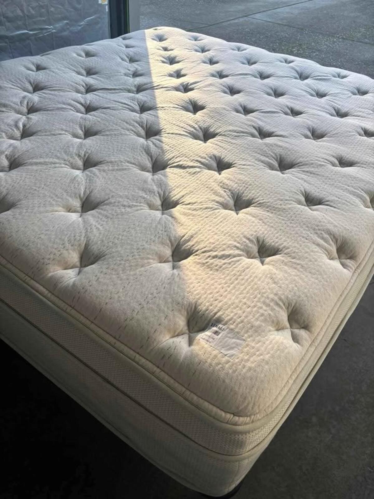 Leesa Natural Hybrid Mattress, Full, Like New,