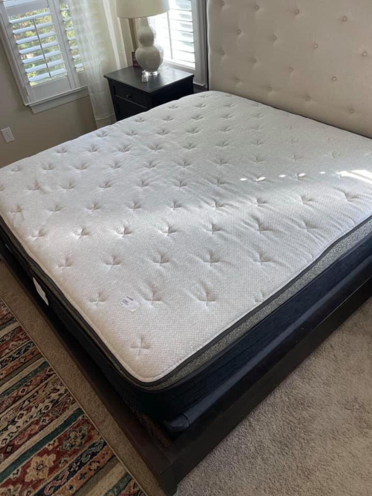 Helix Luxe Dawn, King, Cover: GlacioTex Cooling Cover, Perfect Condition