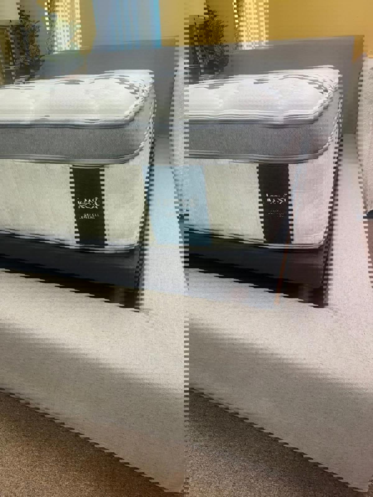 Leesa Legend Chill Hybrid Mattress, Queen, Like New, Perfect Condition