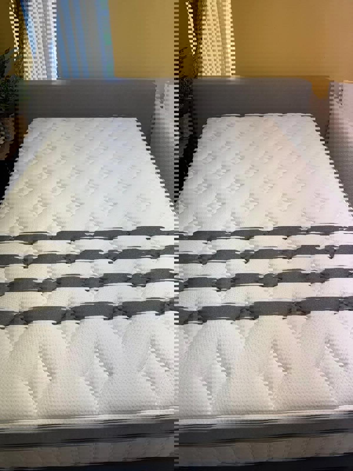Leesa Legend Chill Hybrid Mattress, Queen, Like New, Perfect Condition