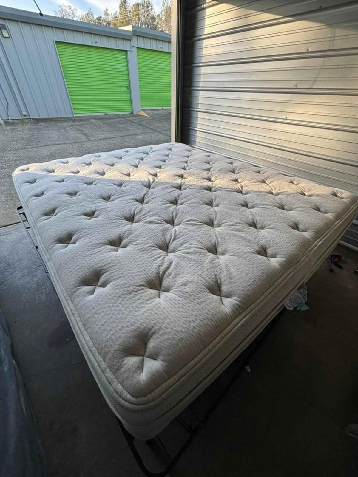 Leesa Natural Hybrid Mattress, Full, Like New,