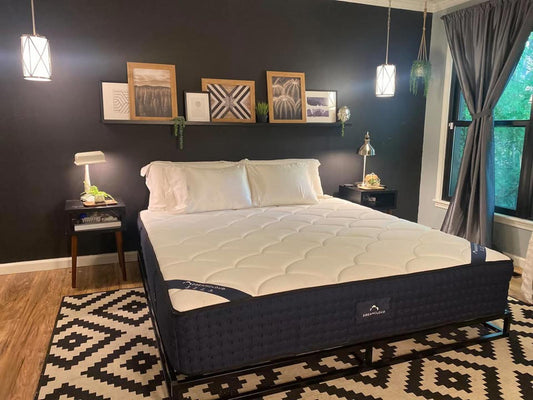 DreamCloud Classic Hybrid, Queen, Like New, Perfect Condition