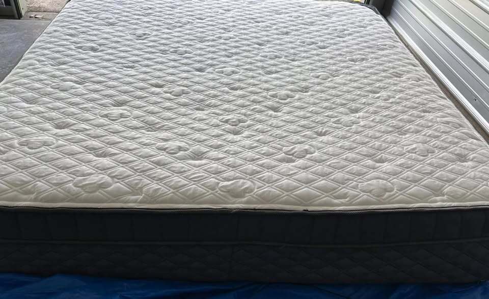 Puffy Royal Hybrid Mattress, King, Perfect Condition