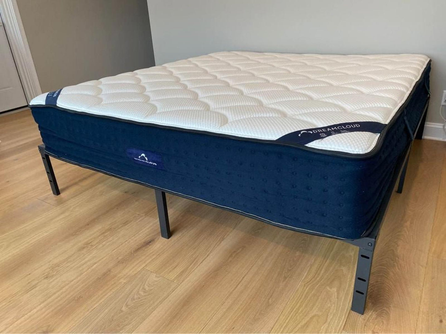 DreamCloud Classic Hybrid, Queen, Like New, Perfect Condition
