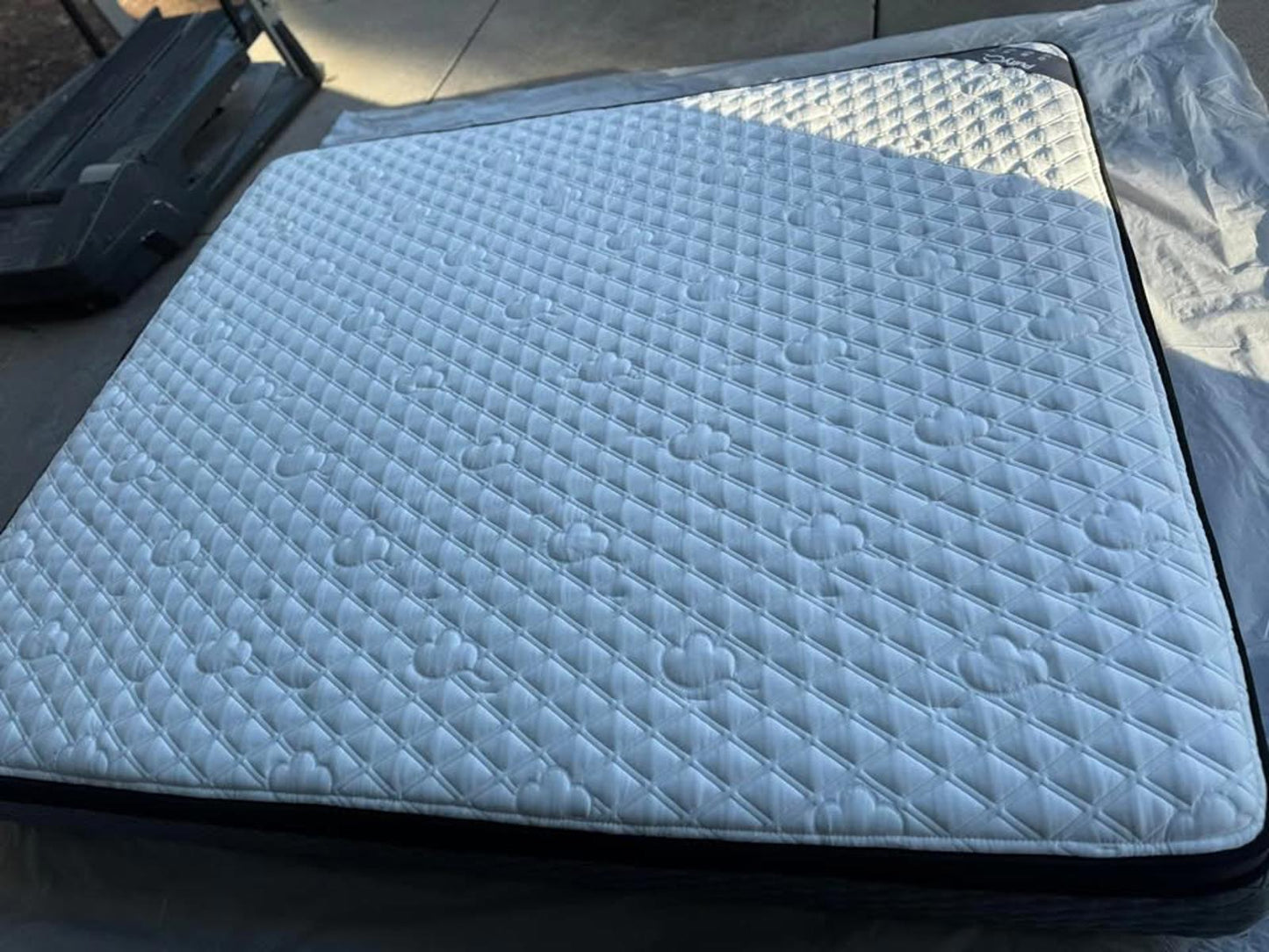 Puffy Lux Hybrid Mattress, Queen, Like New