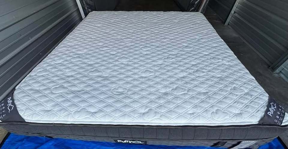 Puffy Royal Hybrid Mattress, King, Perfect Condition