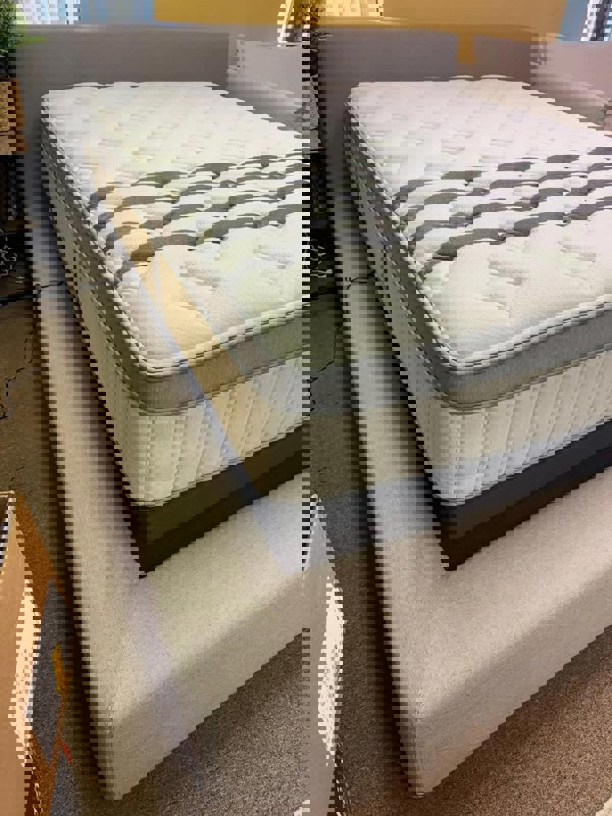 Leesa Legend Chill Hybrid Mattress, Queen, Like New, Perfect Condition