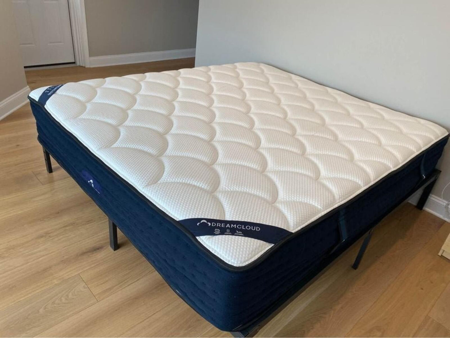 DreamCloud Classic Hybrid, Queen, Like New, Perfect Condition