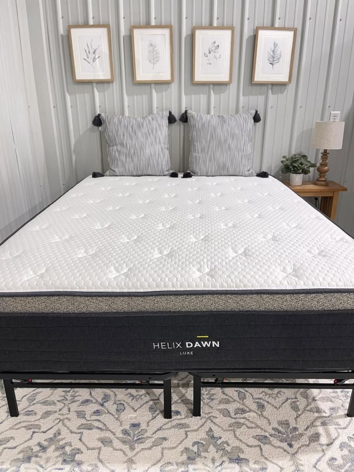Helix Luxe Dawn, King, Cover: GlacioTex Cooling Cover, Perfect Condition