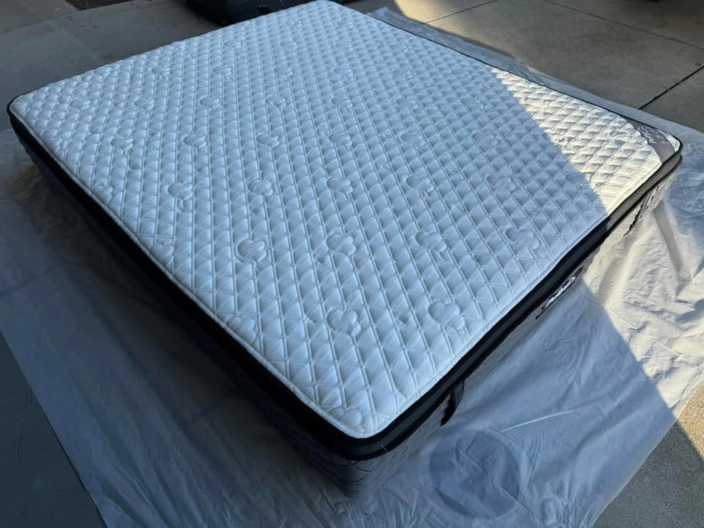 Puffy Lux Hybrid Mattress, Queen, Like New