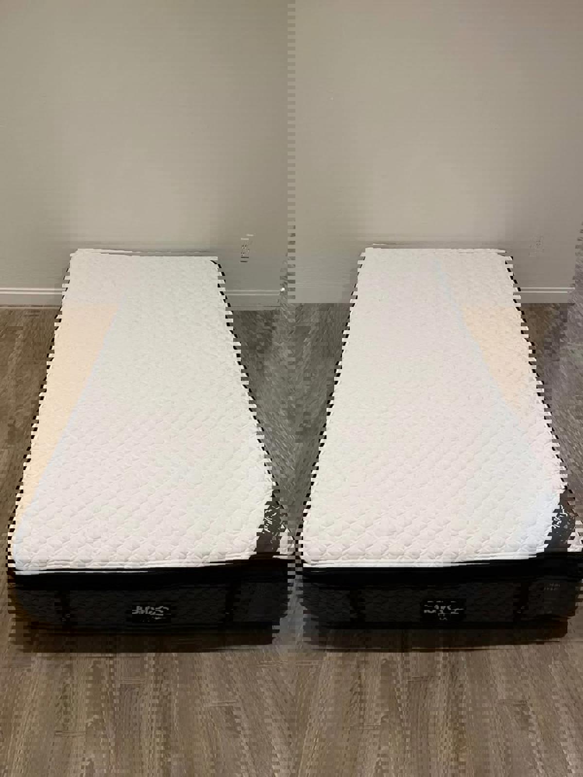 Puffy Lux Hybrid Mattress, Queen, Like New