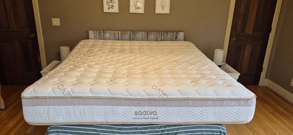 Saatva Memory Foam Hybrid Mattress, King, Perfect Condition
