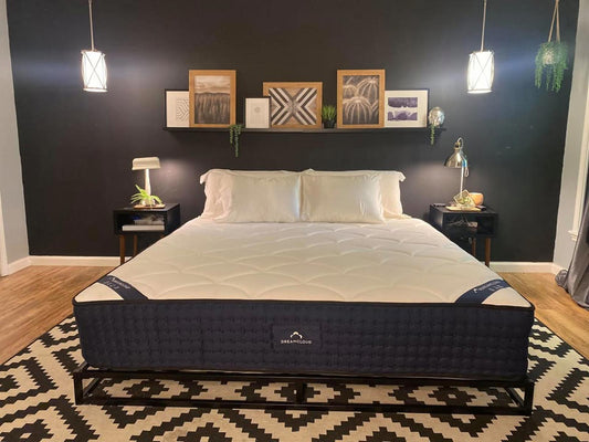 DreamCloud Classic Hybrid, Queen, Like New, Perfect Condition