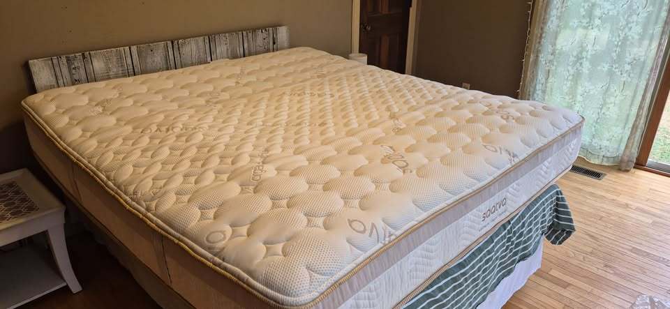 Saatva Memory Foam Hybrid Mattress, King, Perfect Condition