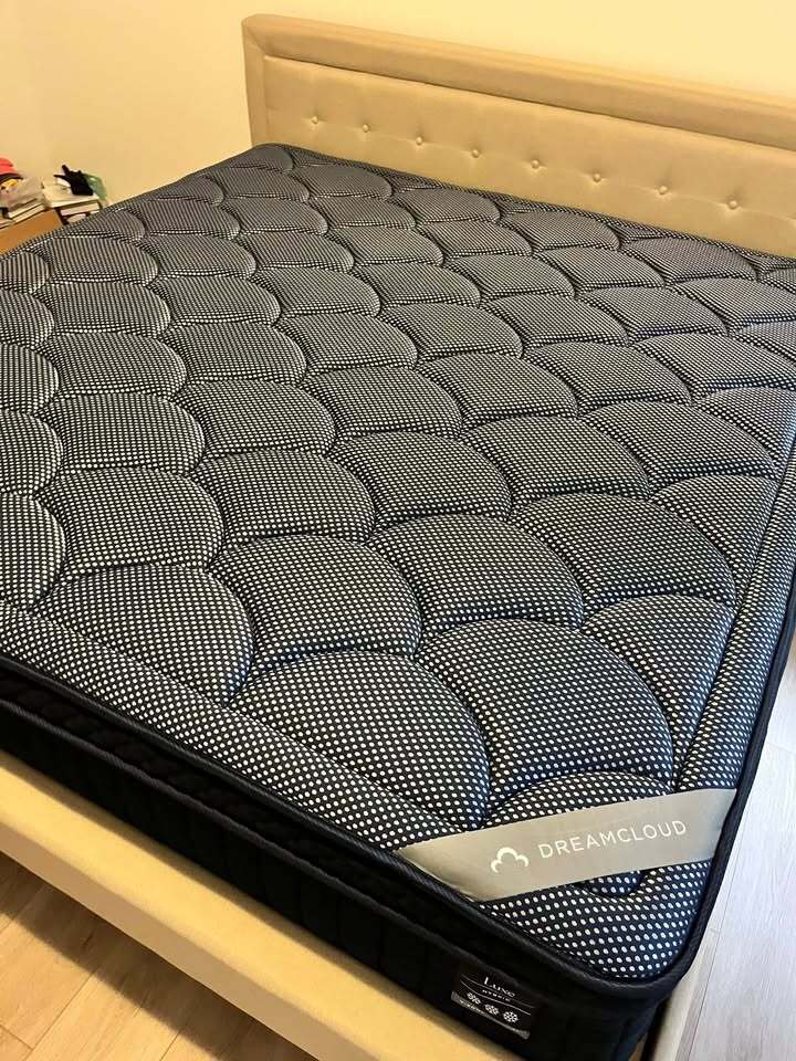 DreamCloud Luxe Hybrid Mattress, King, Perfect Condition