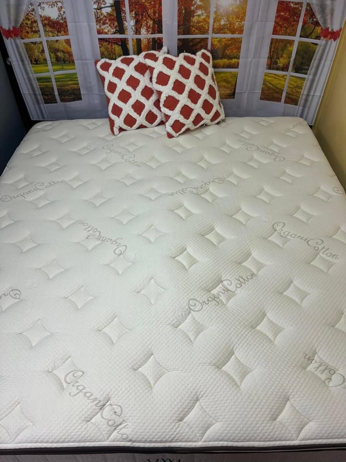 Nest Bedding Owl Natural Latex Hybrid, Queen, Perfect Condition